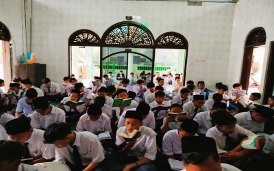 Bercahaya Menjelang Ramadhan: Menggemakan Kalam Ilahi dalam Khotmil Qur'an